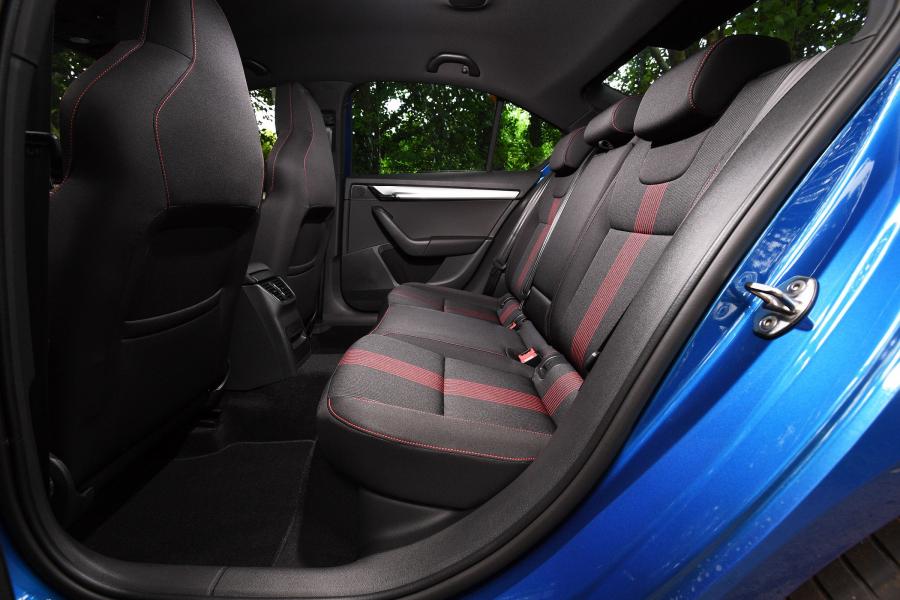 Интерьер Skoda Octavia Sportline (5E) 2019 года  (UK) (фото 13 из 14)